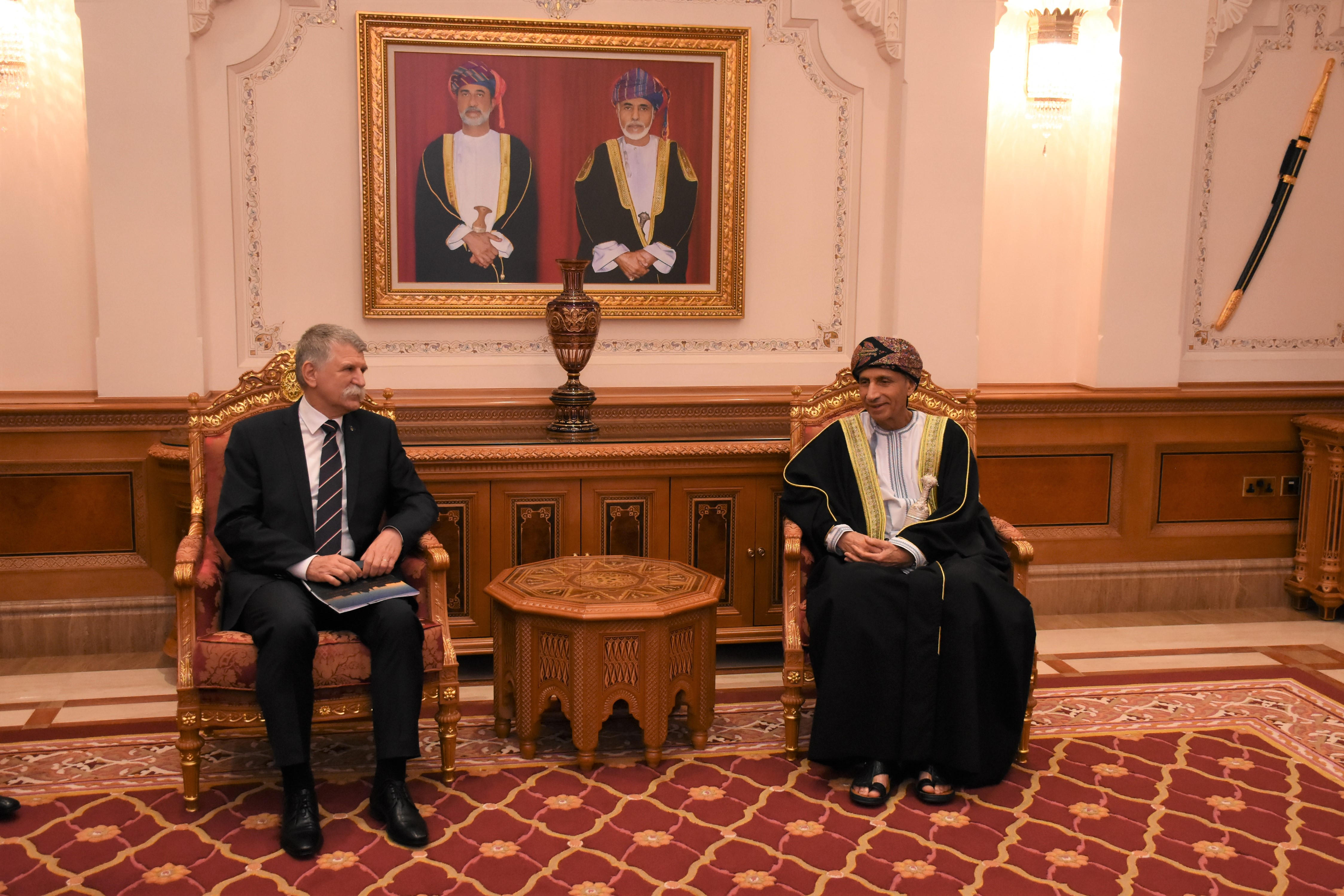 Kövér László (b) Szajjid Fahad Al Buszaidivel (j) az ománi Szultán képviselőjével, Miniszterek Tanácsa miniszterelnök-helyettesével